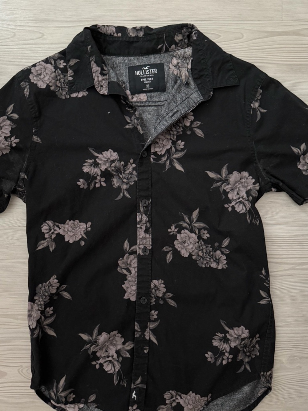 Bundle of 2 Hollister Men’s Button-Down Shirts - Picture 3 of 7